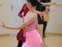  排球赛场再起风云：滇池青龙队火力全开胶东火狐队，新援首秀制胜战术板得到兑现