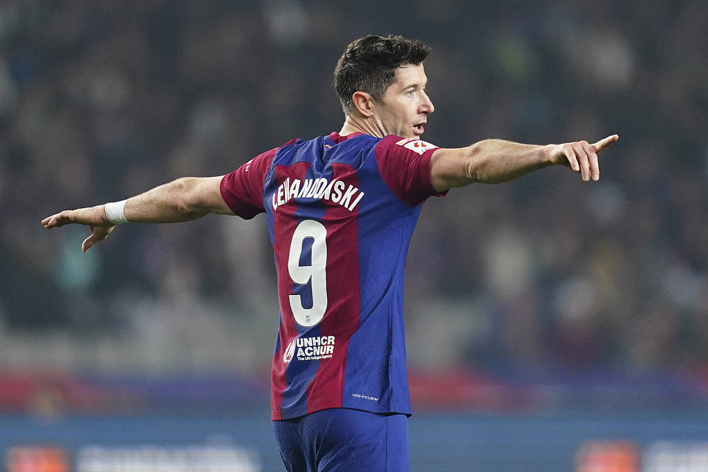  莱万多夫斯基重要时刻夺冠，塞尔维亚队带队取胜！赢得满堂喝彩