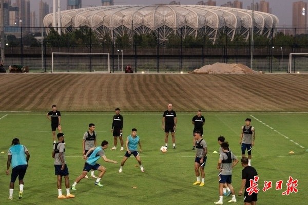 罗马训练开放日，国际比赛日完成体检引欢呼，全明星赛在即，心理建设被强调(今天我们隆重集会欢迎残奥运健将凯旋)