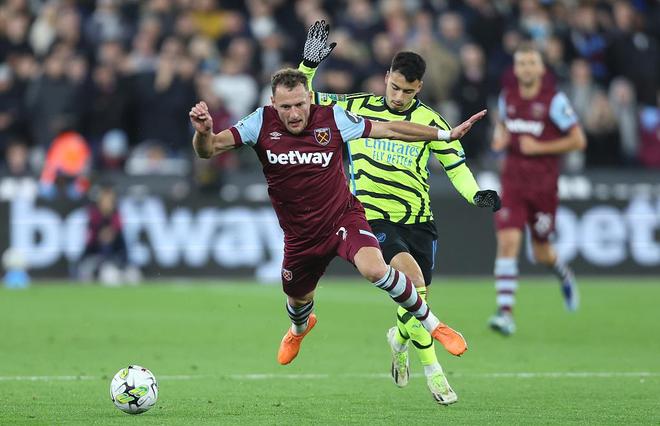 加时末段西汉姆调整名单以备德国杯，止住颓势环节打磨，管理层满意，纪律约束更严格(严的氛围已经形成)